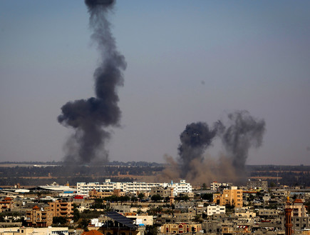 הפצצות בעזה (צילום: Abed Rahim Khatib, פלאש/90 )