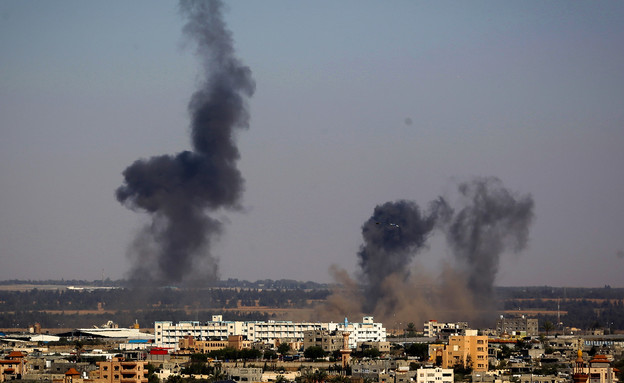 הפצצות בעזה (צילום: Abed Rahim Khatib, פלאש/90 )