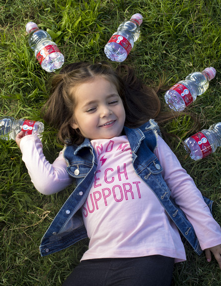 ילדה עם בקבוקי מים (צילום: ליאור נורדמן)