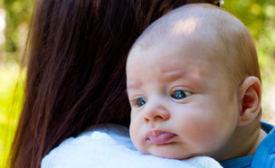 תינוק מניח ראש על אימו (אילוסטרציה: Radoslav Cajkovic, shutterstock)