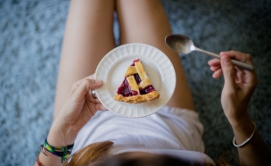 אישה אוכלת עוגה (צילום:  Andrea De la Parra, shutterstock)