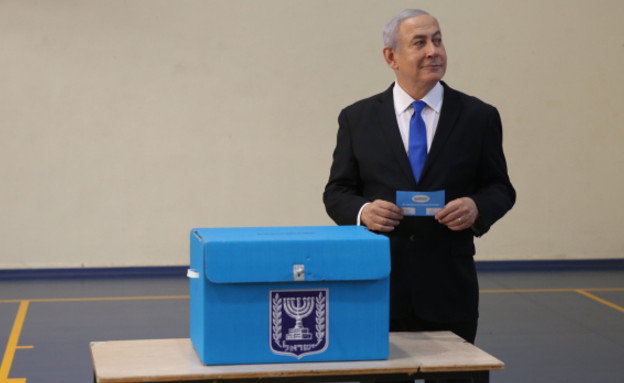 ראש הממשלה בנימין נתניהו מצביע בקלפי (צילום: AP / FLASH 90, פלאש/90 )