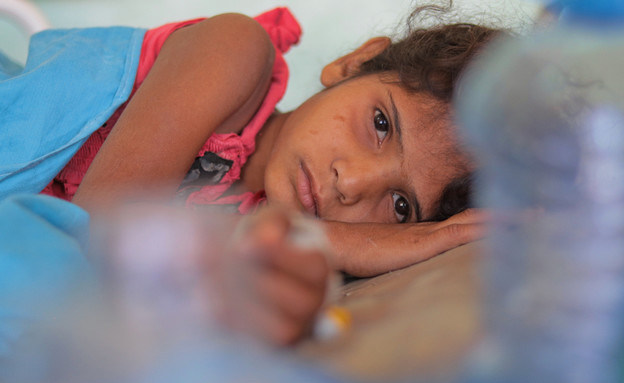 ילדה חולה (צילום: anasalhajj, shutterstock)