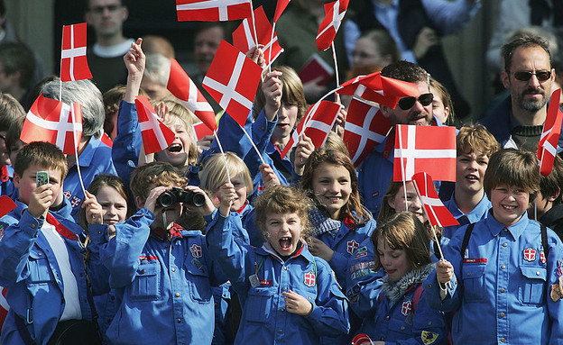 ילדים מנופפים בדגלי דנמרק בחגיגות 65 שנה למלכה מרגרט (צילום: Sean Gallup, Getty images)