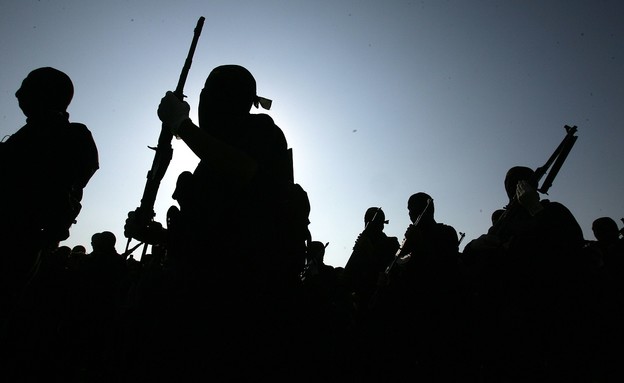 טרוריסטים חמושים רעולי פנים (צילום: Abid Katib/Getty Images)