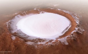 מכתש קורולב בקרבת הקוטב הצפוני של מאדים (צילום: European Space Agency, cnn)