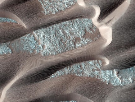 דיונות על מאדים (צילום: JPL-caltech/uni. of arizona, cnn)