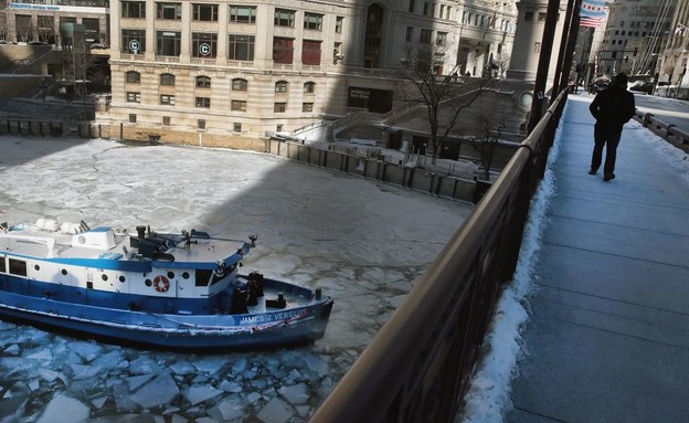 שוברת קרח על נהר שיקגו הקפוא (צילום: Scott Olson, Getty Images)