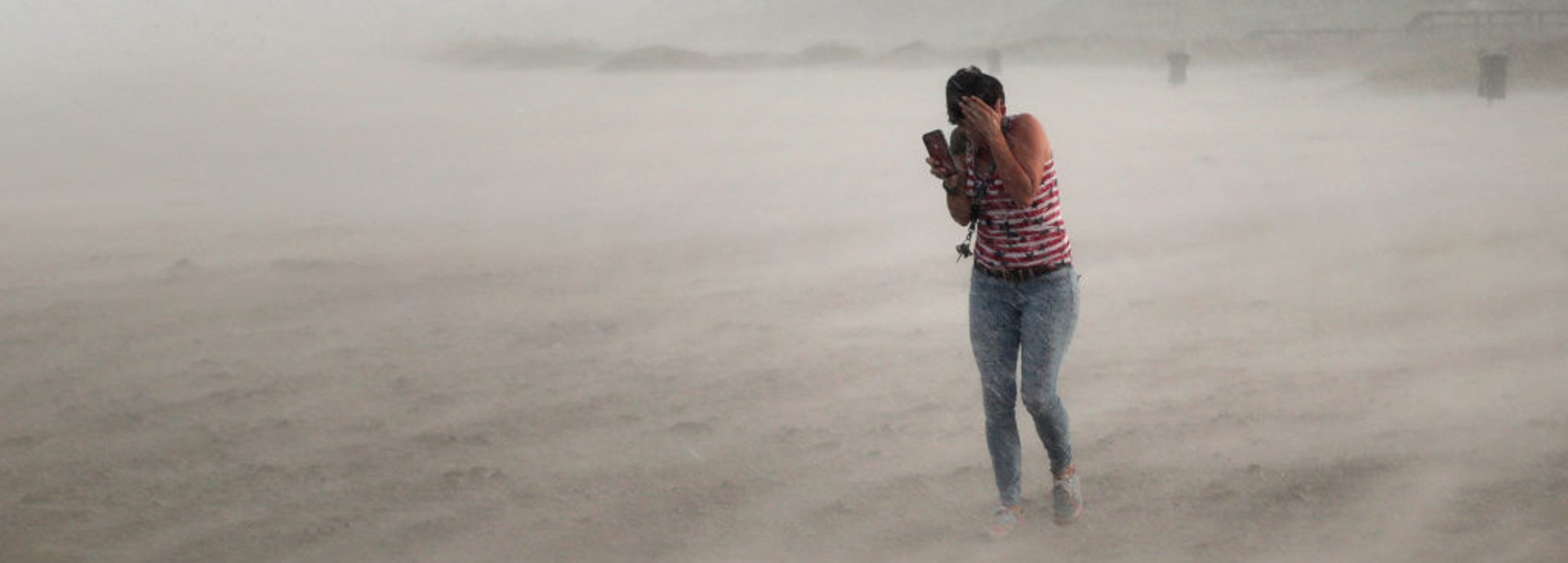 אישה מנסה לתפוס מחסה מהוריקן דוריאן בפלורידה (צילום: Scott Olson, Getty Images)