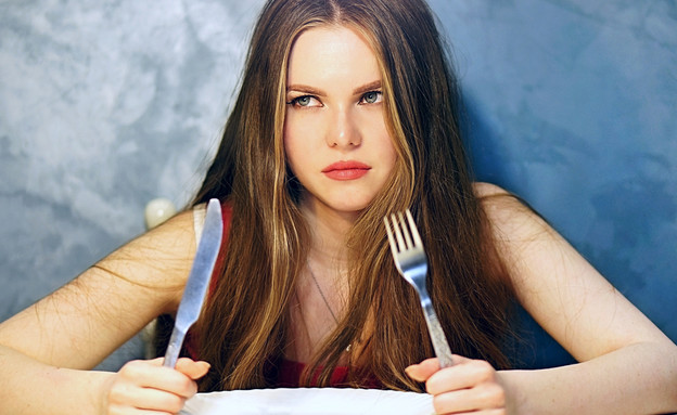 אישה רעבה (צילום:  Ilya Morozov, shutterstock)