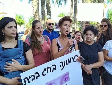 הפגנת תמיכה בסימונה מורי מחוץ לדיון על קיצור עונשה (צילום: חדשות 12)