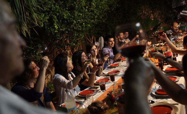 משפחה חוגגת את ערב ראש השנה (צילום: נתי שוחט, פלאש/90 )