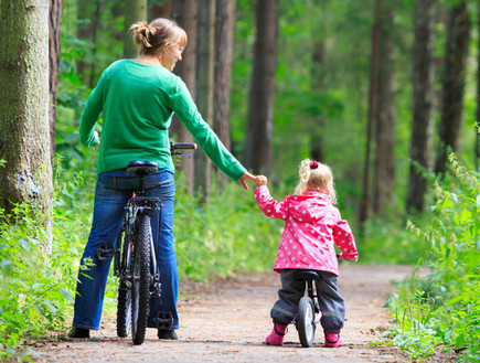 אמא ובת רוכבות על אופניים ביער (אילוסטרציה: NadyaEugene, shutterstock)