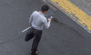 גבר משתמש בסמארטפון (צילום: MAHATHIR MOHD YASIN, ShutterStock)