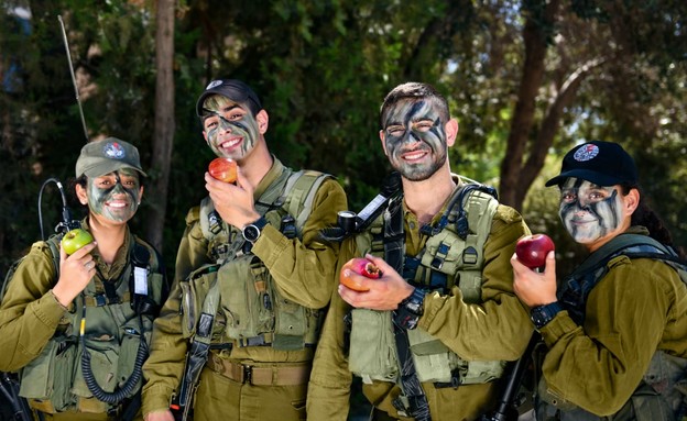 חיילי צה"ל אוכלים תפוח (צילום: דובר צה"ל)