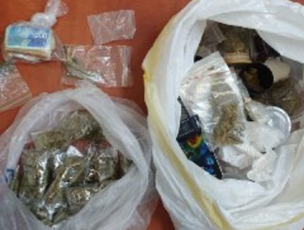 הסמים שנמצאו בדירה בחולון (צילום: דוברות המשטרה)