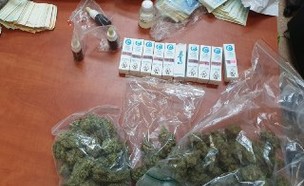 הסמים שנמצאו בדירה בחולון (צילום: דוברות המשטרה)