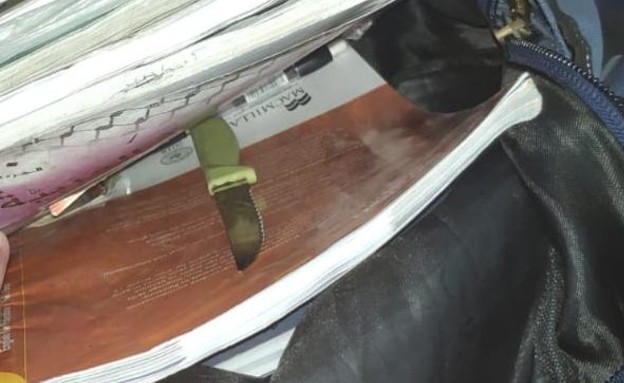 הסכין שנתפסה בין ספרי הלימוד של הנער הפלסטיני (צילום: דוברות המשטרה)