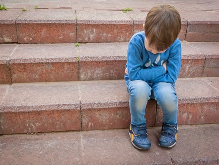 ילד עצוב יושב על מדרגות (אילוסטרציה: By Dafna A.meron, shutterstock)