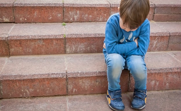 ילד עצוב יושב על מדרגות (אילוסטרציה: By Dafna A.meron, shutterstock)