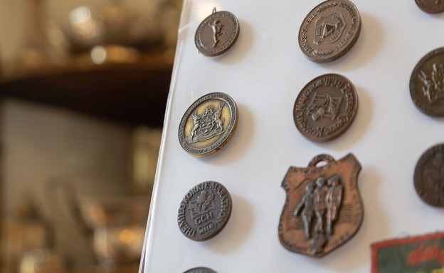 דיור מוגן, סוניה ומוריס הופמן, מדליות ממרתונים של מוריס (צילום: ניר רוטמן)