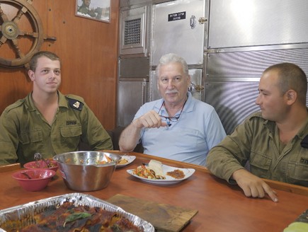 ישראלוביץ' עם חיילי חיל הים (צילום: החדשות 12, החדשות12)
