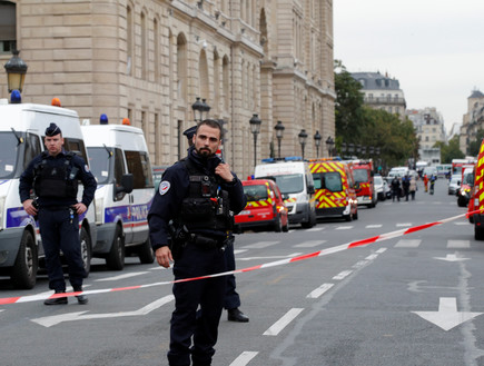 זירת הפיגוע בפריז  (צילום: רויטרס, רויטרס_)