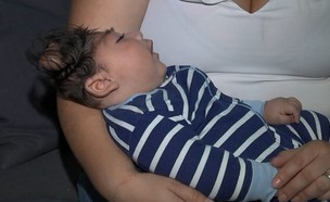 אמא מחבקת תינוק בלי חלק מהגולגולת (וידאו AVI: kipgodi, יוטיוב)