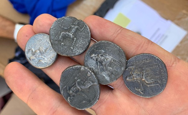 ניסיון הברחת מטבעות עתיקים ונדירים (צילום: דוברות משרד הביטחון)