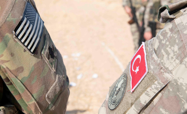 חייל אמריקני וחייל טורקי (צילום: reuters)