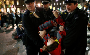 מעצרים במהלך מחאת האקלים בלונדון (צילום: reuters)