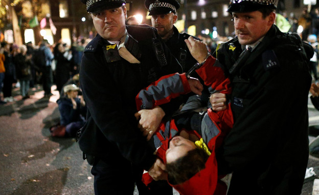 מעצרים במהלך מחאת האקלים בלונדון (צילום: reuters)