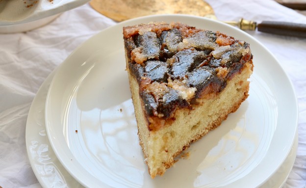 עוגת תמרים הפוכה (צילום: קרן אגם, mako אוכל)
