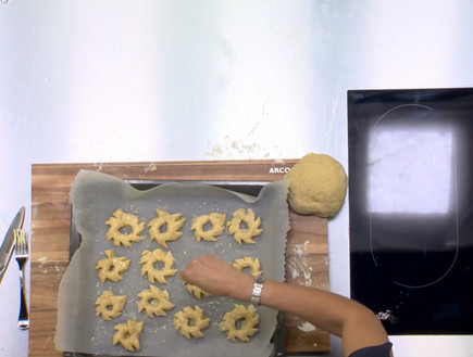 ביסקוצ'וס - לפני האפייה (וידאו AVI: מבשלים עם קשת - רותי רוסו)
