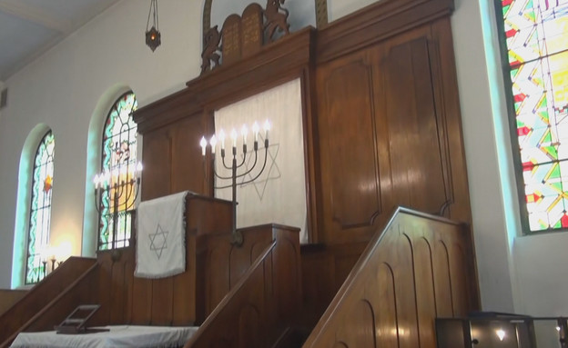 כך נראה מבפנים בית הכנסת שבו ניסה המחבל לבצע את הפיגוע (צילום: החדשות12)