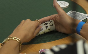 נשים משחקות פוקר (צילום: החדשות12)
