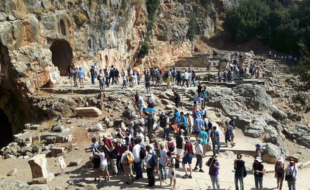 מטיילים בשמורת הטבע הבניאס (צילום: מרים ואן דר-לאן, רשות הטבע והגנים)