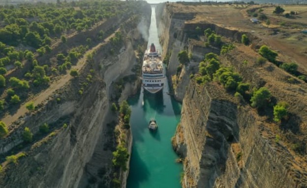 אוניית התענוגות "ברימר" חוצה תעלה ביוון (צילום: CNN)