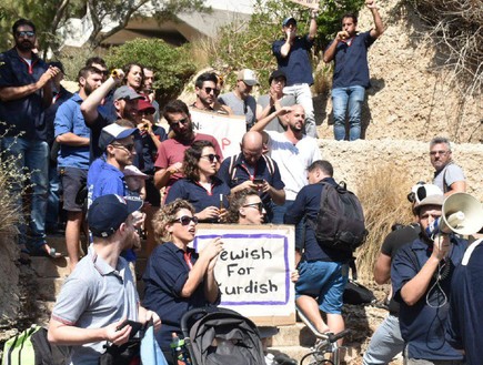 הפגנה מול שגרירות טורקיה בתל אביב (צילום: דרור לישראל)