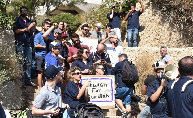 הפגנה מול שגרירות טורקיה בתל אביב (צילום: דרור לישראל)