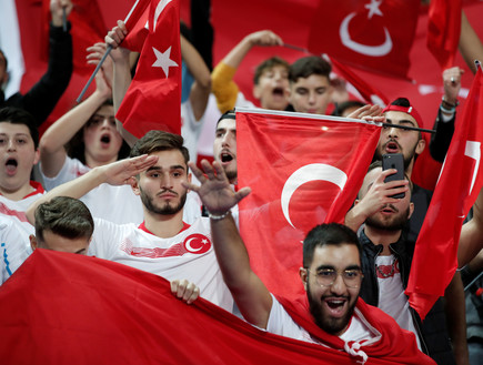 אוהדי נבחרת טורקיה מצדיעים  (צילום: רויטרס_)