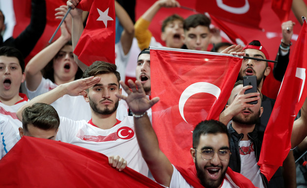 אוהדי נבחרת טורקיה מצדיעים  (צילום: רויטרס_)