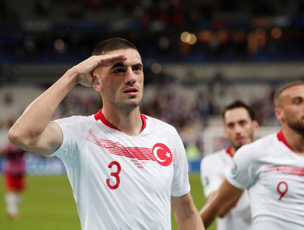 שחקני נבחרת טורקיה מצדיעים  (צילום: רויטרס)