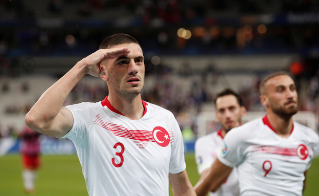 שחקני נבחרת טורקיה מצדיעים  (צילום: רויטרס)