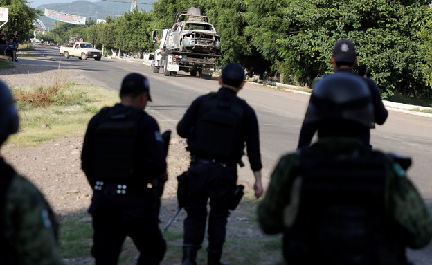 זירת ההתקלות בין החמושים לשוטרים במקסיקו (צילום: רויטרס, רויטרס_)
