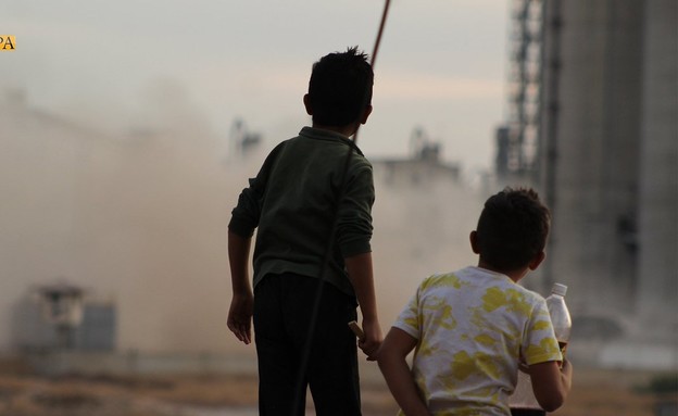 ילדים כורדים על רקע נסיגת צבא ארה"ב מסוריה (צילום: npa)