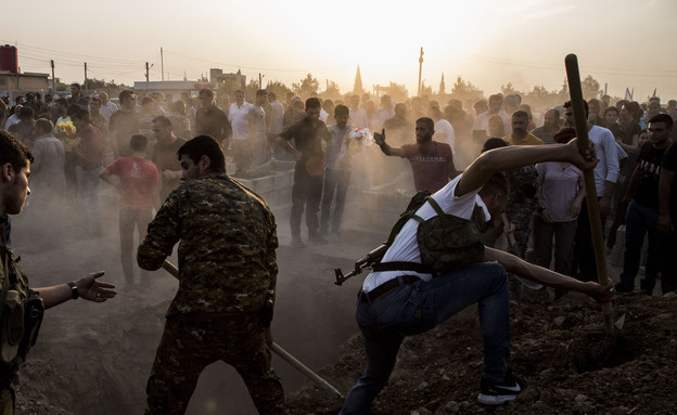 קוברים את מתי המלחמה עם טורקיה בסוריה (צילום: Sakchai Lalit | AP)