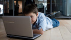 ילד שוכב מול מחשב נייד (צילום: istockphoto)