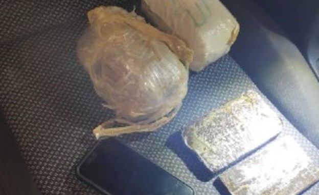 הסמים לכאורה שנמצאו ברכבו של החשוד (צילום: דוברות המשטרה)