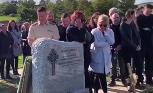 שר מתוך הקבר בלוויה (צילום: Irish Defence Forces Veterans News)